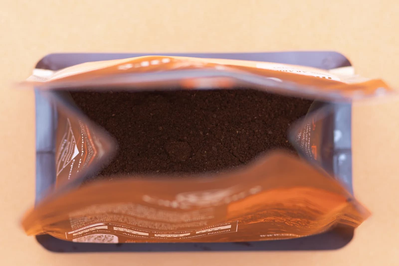 Embalagem aberta mostrando o café moído em detalhe